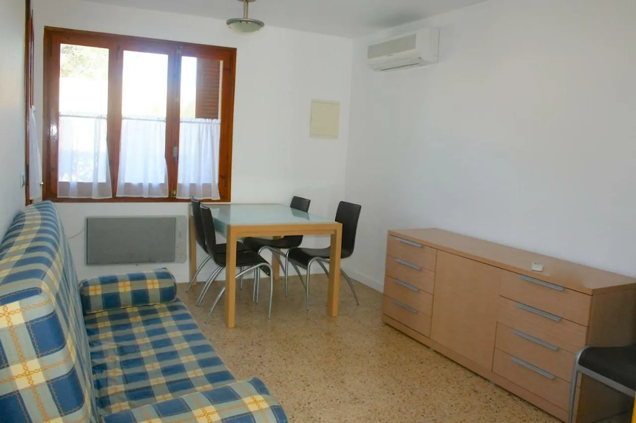 Holiday home Maisonnette Petit Jardin Barbecue Calafat Tridente 2
